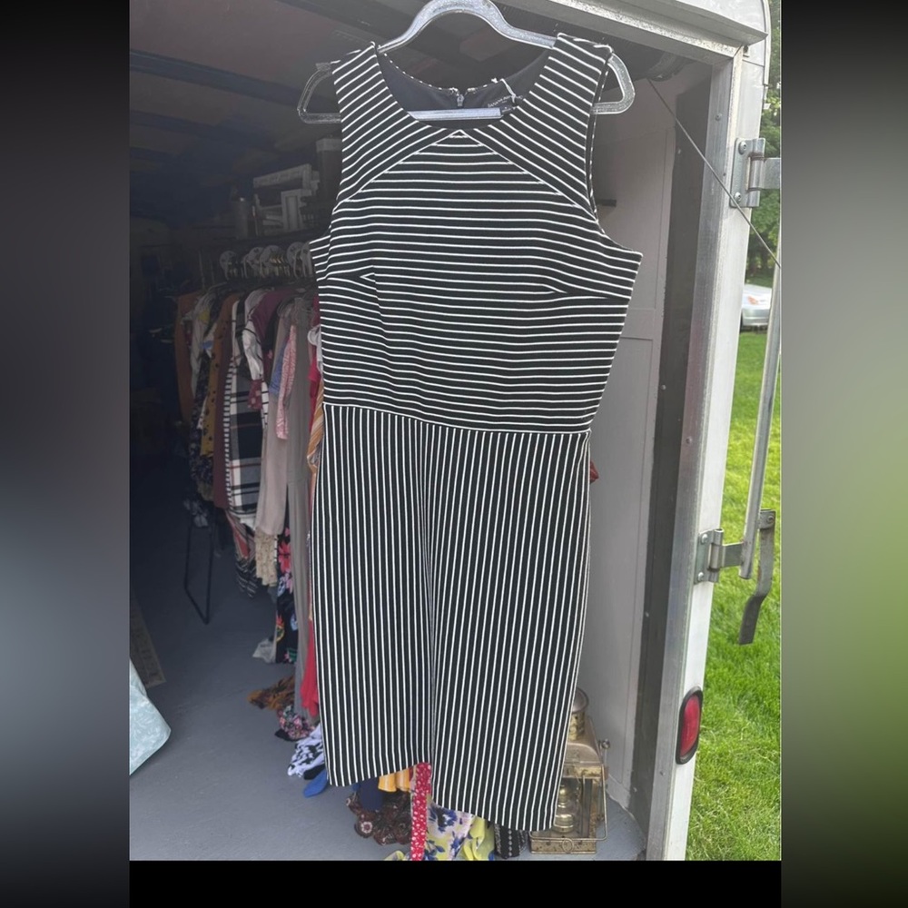 Banana republic woman’s size 6 black and white stripped dress